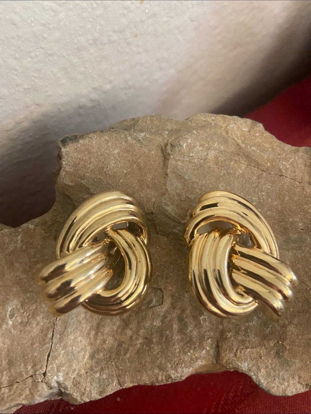 Vintage 70s Classic Gold Knot Clip-On Earrings